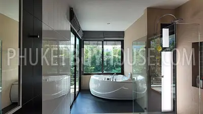 KTH22494: Elegant 5-Bedroom Villa with Scenic Golf Course Views in Kathu, Phuket. Fotoğraf #23