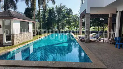 KTH22494: Elegant 5-Bedroom Villa with Scenic Golf Course Views in Kathu, Phuket. Fotoğraf #12