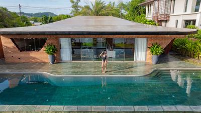 LAG22588: Architect-Designed Tropical Villa on Golf Course with Sustainable Features. 照片 #1