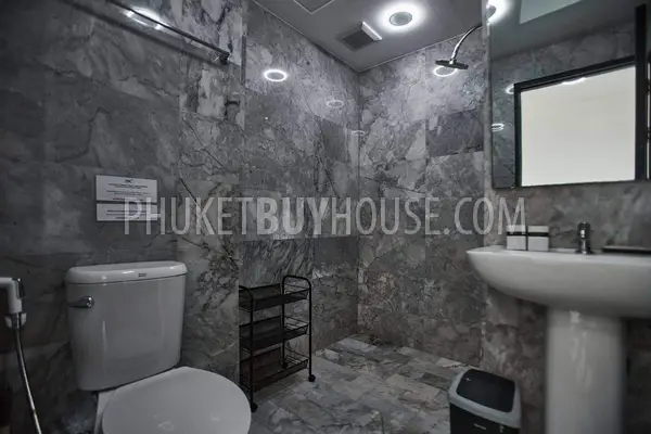 NAI7331: One Bedroom Apartment on 6th floor in Nai Harn area. Photo #6