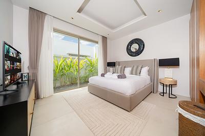 BAN22640: Luxury 4-Bedroom Pool Villa near Bangtao Beach. Photo #5