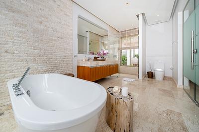 BAN22640: Luxury 4-Bedroom Pool Villa near Bangtao Beach. Photo #34