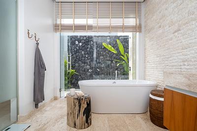 BAN22640: Luxury 4-Bedroom Pool Villa near Bangtao Beach. Photo #7