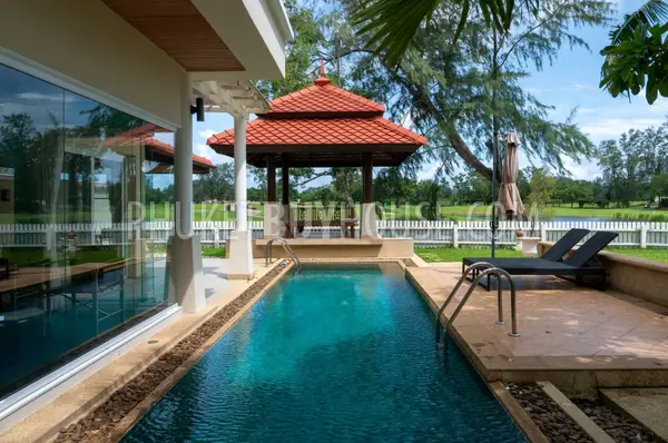 BAN22287: Elegant Two-Story 3BR Home with Stunning Golf Course and Lake Views for Sale in Bang Tao. Fotoğraf #3