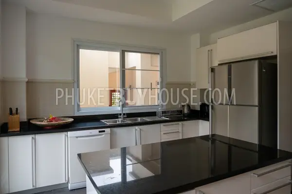BAN22287: Elegant Two-Story 3BR Home with Stunning Golf Course and Lake Views for Sale in Bang Tao. Fotoğraf #13