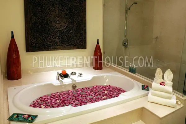 BAN8285: Super-Luxurious 6-Bedroom Beachfront Villa on Bang Tao Beach. Photo #21