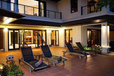 BAN8285: Super-Luxurious 6-Bedroom Beachfront Villa on Bang Tao Beach. Photo #35