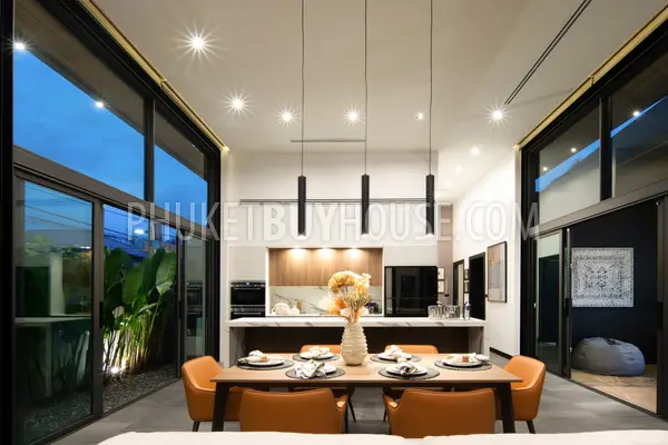 RAW7198: Tropical Four Bedroom Villa in Rawai. Photo #9