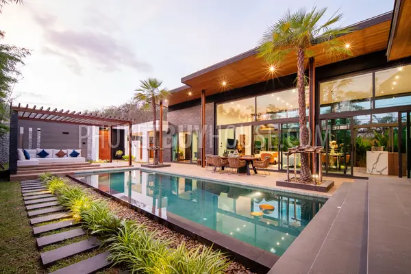 RAW7198: Tropical Four Bedroom Villa in Rawai. Photo #28