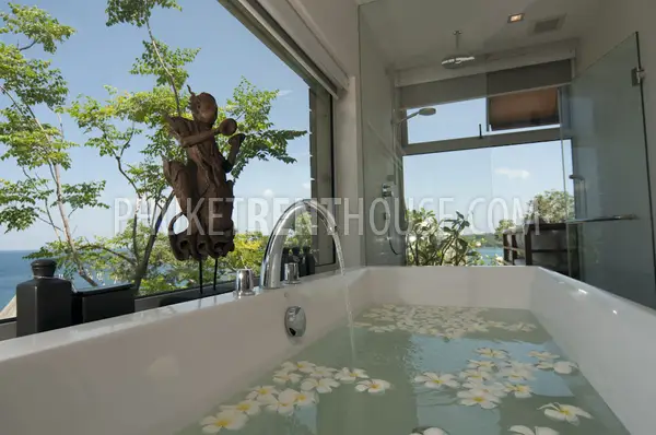 SUR9147: Private Luxury 4 Bedroom Villa in Surin Beach Area. Photo #3
