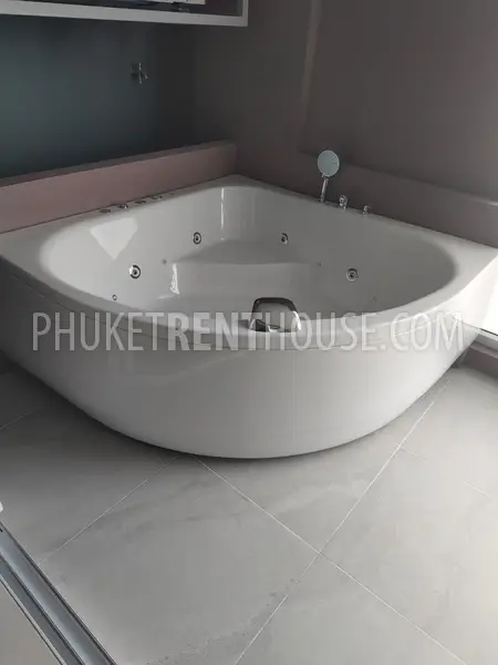 RAW22883: Spacious 2-Bedroom Corner Unit in Rawai, Phuket. Photo #7
