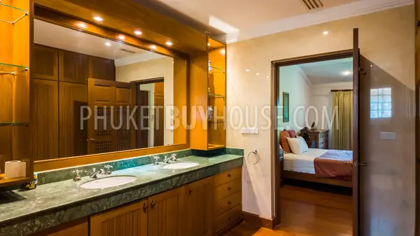 LAG22897: Spacious 3-Bedroom Lake Area Townhouse with Large Pool, Garden, and Private Parking. Photo #25