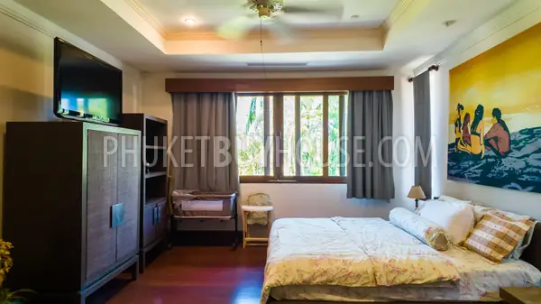 LAG22897: Spacious 3-Bedroom Lake Area Townhouse with Large Pool, Garden, and Private Parking. Photo #16