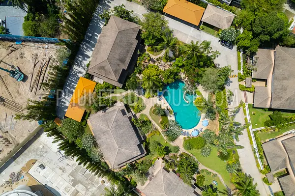 LAG22897: Spacious 3-Bedroom Lake Area Townhouse with Large Pool, Garden, and Private Parking. Photo #2