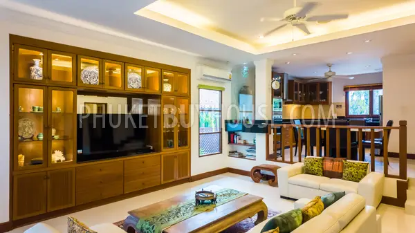 LAG22897: Spacious 3-Bedroom Lake Area Townhouse with Large Pool, Garden, and Private Parking. Photo #8