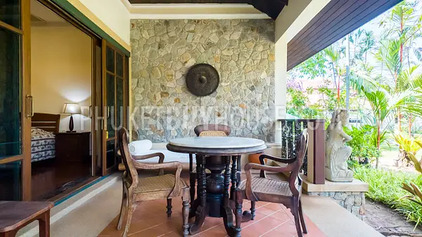 LAG22897: Spacious 3-Bedroom Lake Area Townhouse with Large Pool, Garden, and Private Parking. Photo #5