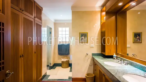 LAG22897: Spacious 3-Bedroom Lake Area Townhouse with Large Pool, Garden, and Private Parking. Photo #36