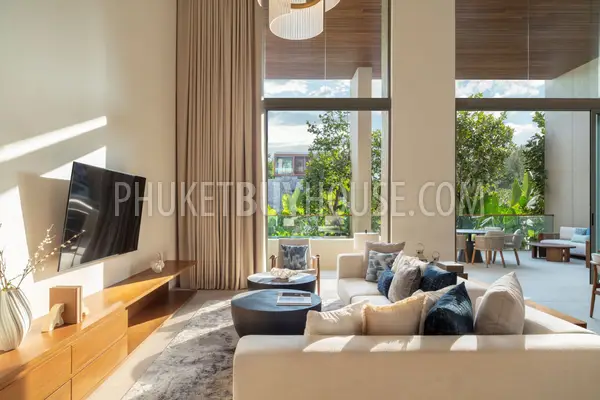 LAY22472: Spacious 3-Bedroom Duplex Condominium with Panoramic Views. Photo #5
