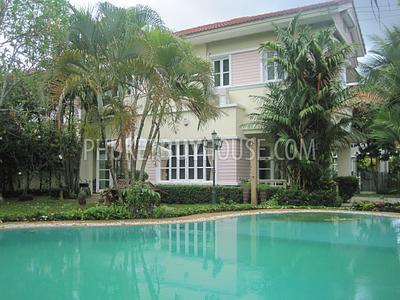 CHA1848: Beautiful large 3 bedroom house with big garden, swimming pool in Chalong Phuket for sale. Фото #12