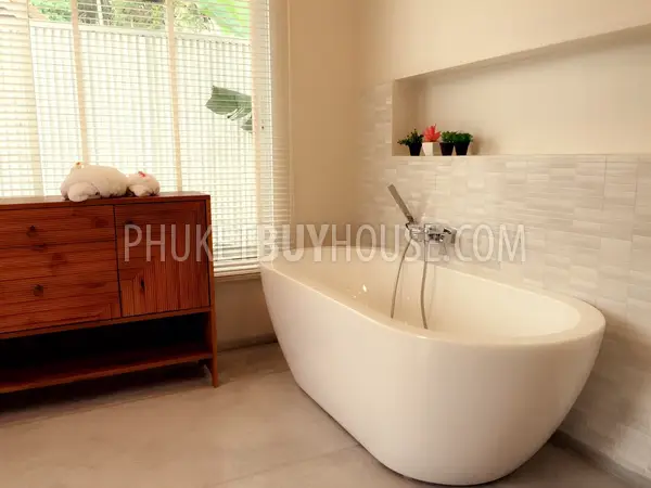 CHA2317: Luxury 3 bedroom Villa with private swimming pool and elegant sunbathing area in Chalong. Photo #23