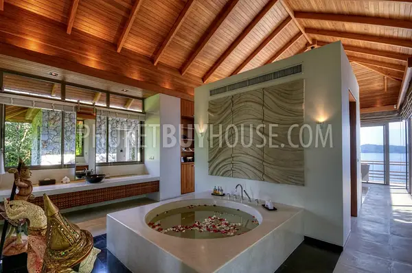 KAM71: Amazing 4 Bedrooms Beachfront Villa in Kamala. Photo #23