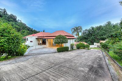 CHA17243: Five-star Five Bedroom Villa with private Pool and Sea View in Chalong. Photo #37