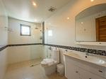 SUR17570: Spacious One Bedroom Apartment within Walking Distance to the Beach. Thumbnail #9
