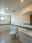 SUR17570: Spacious One Bedroom Apartment within Walking Distance to the Beach. Thumbnail #10