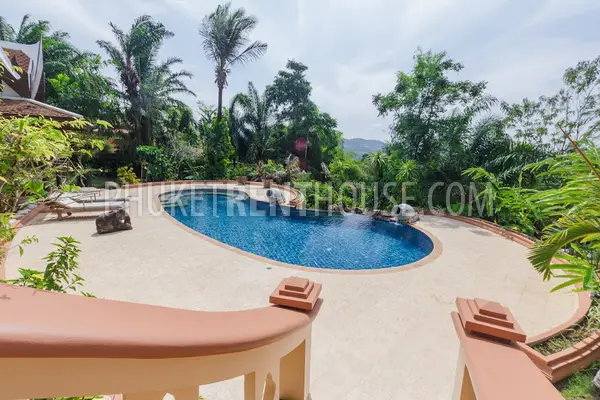 LAY17789: 4 bedrooms Villa with large Garden overlooking the beach. Photo #1