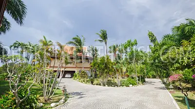 LAY17789: 4 bedrooms Villa with large Garden overlooking the beach. Photo #21