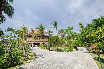 LAY17789: 4 bedrooms Villa with large Garden overlooking the beach. Photo #21