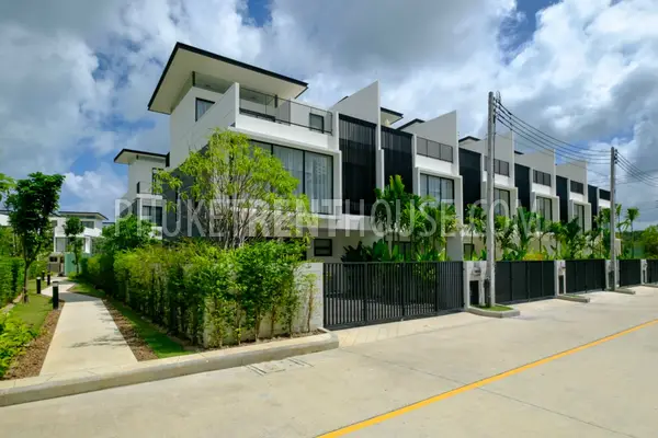 BAN19148: Luxury 3 Bedrooms Townhouse in Bangtao. Photo #1