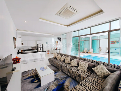 KAM21756: Five Bedroom Pool House in Kamala. Photo #15