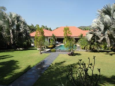 RAW4201: Contemporary Style Great Pool 4 Bedroom Villa Phuket SOLD!. Photo #3