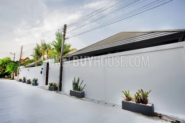 RAW21847: A Gorgeous 4-Bedroom Villa For Sale On Nai Harn Beach. Photo #17