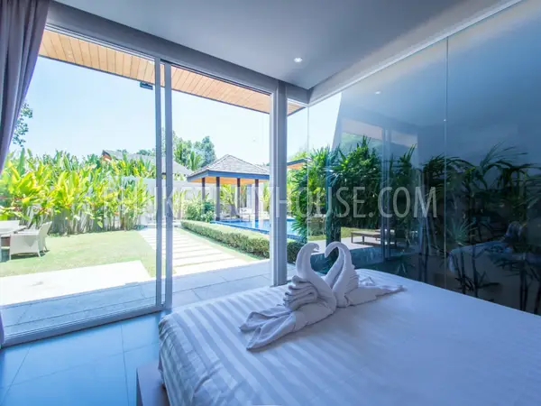 LAY4525: Tropical modern villa with 4 bedrooms on Phuket. Photo #17