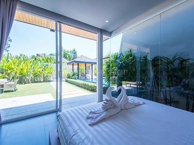 LAY4525: Tropical modern villa with 4 bedrooms on Phuket. Photo #16
