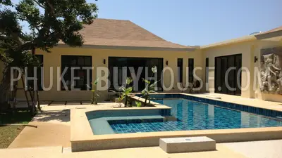RAW4670: 4 Bedroom Luxury Pool Villa in Rawai sale with developed land plots. Photo #16