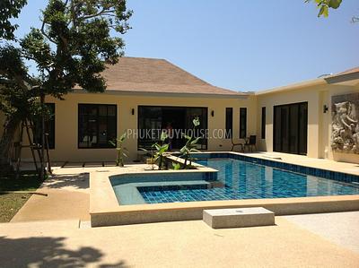 RAW4670: 4 Bedroom Luxury Pool Villa in Rawai sale with developed land plots. Photo #16