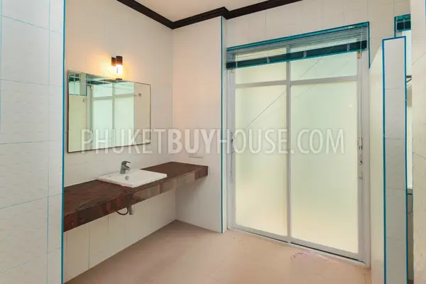 KTH4896: Six Bedroom Villa with Private Pool for Sale in Kathu. Fotoğraf #54