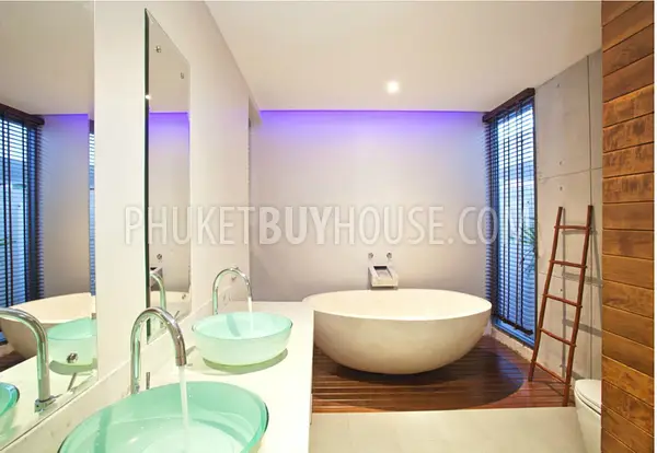 NAI5122: 3 Bedroom Luxury Villa in Nai Harn. Photo #6