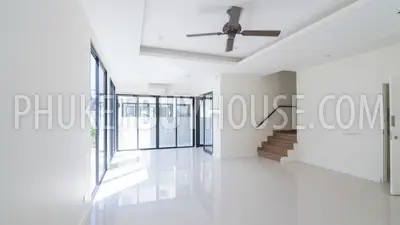 BAN5353: Corner Townhouse in Laguna. Fotoğraf #1