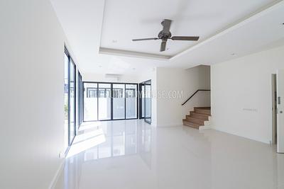 BAN5353: Corner Townhouse in Laguna. Photo #1