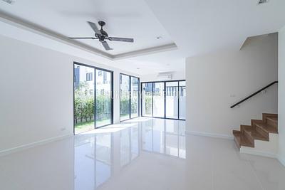 BAN5353: Corner Townhouse in Laguna. Photo #2