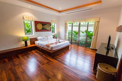 BAN5380: 3 Bedroom Luxury Villa in Bangtao. Photo #10