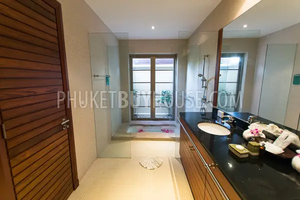 BAN5380: 3 Bedroom Luxury Villa in Bangtao. Fotoğraf #19
