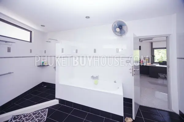 RAW5520: Stunning 5 Bedroom Pool Villa in private location at Rawai. Photo #8