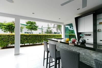 NAI5791: Modern 5-Bedroom Villa in Nai Harn. Photo #3