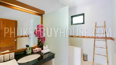 BAN5934: Spacious 12-Bedroom Villa with Two Pools in Bang Tao. Fotoğraf #40