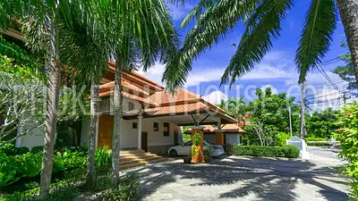 BAN5934: Spacious 12-Bedroom Villa with Two Pools in Bang Tao. Fotoğraf #50
